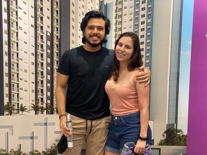Clientes do Guilherme Azevedo comemorando a compra do imóvel