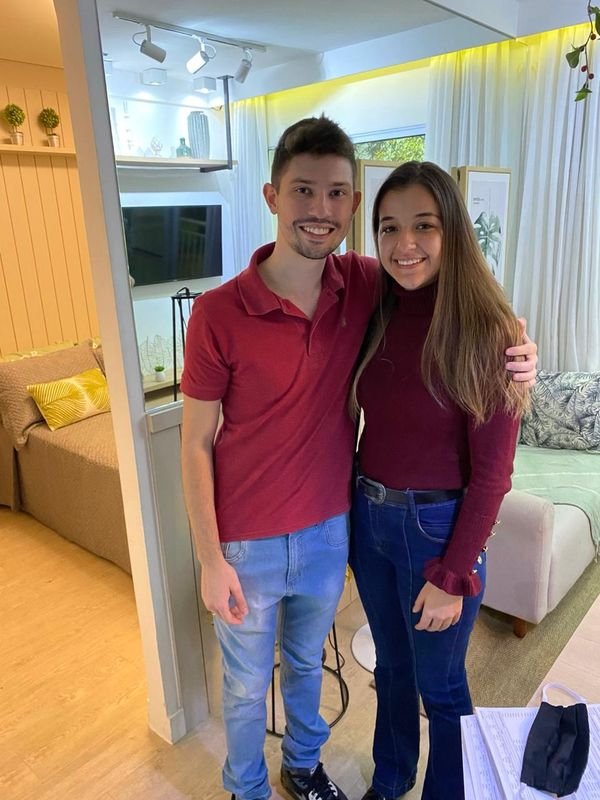 Clientes do Guilherme Azevedo comemorando a compra do imóvel