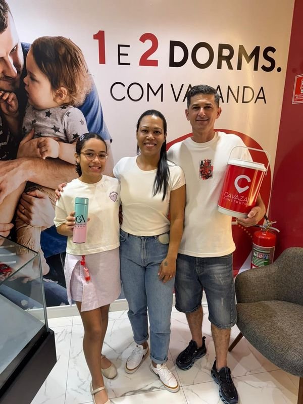 Clientes do Guilherme Azevedo comemorando a compra do imóvel