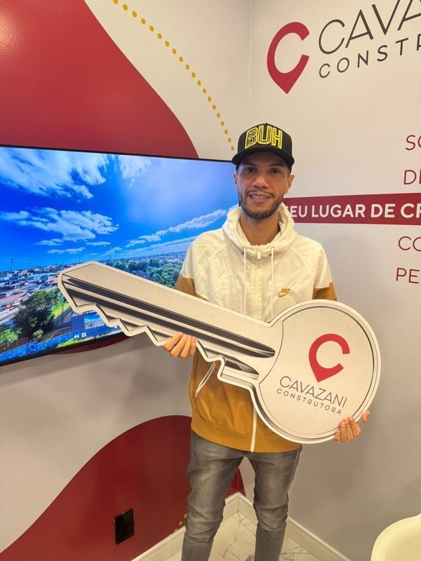 Clientes do Guilherme Azevedo comemorando a compra do imóvel